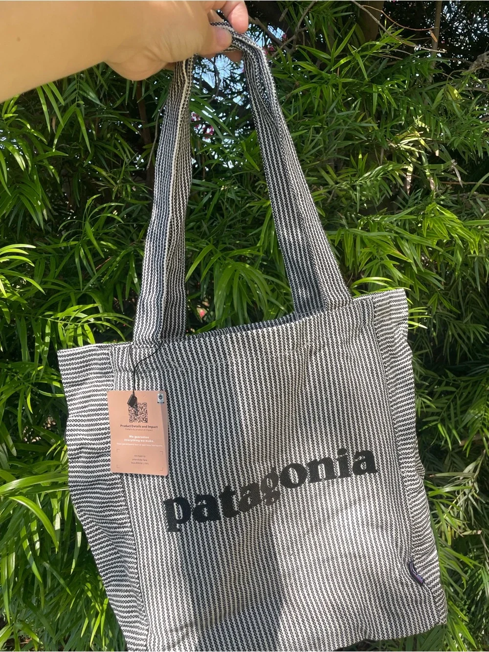 Patagonia tote bold